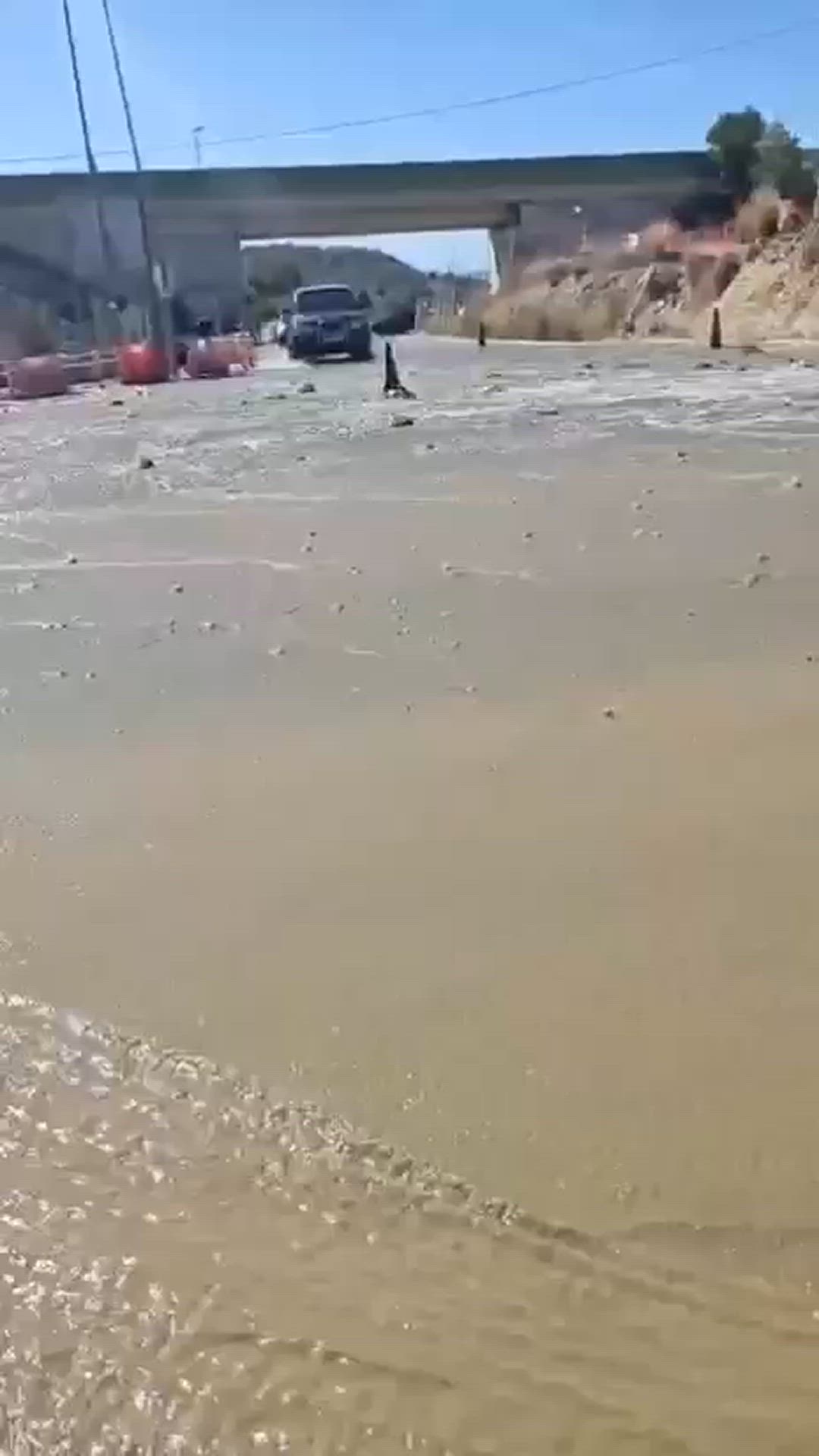 Tromba de agua en los accesos del Hospital Marina Baixa por la rotura de una tubería