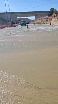 Tromba de agua en los accesos del Hospital Marina Baixa por la rotura de una tubería