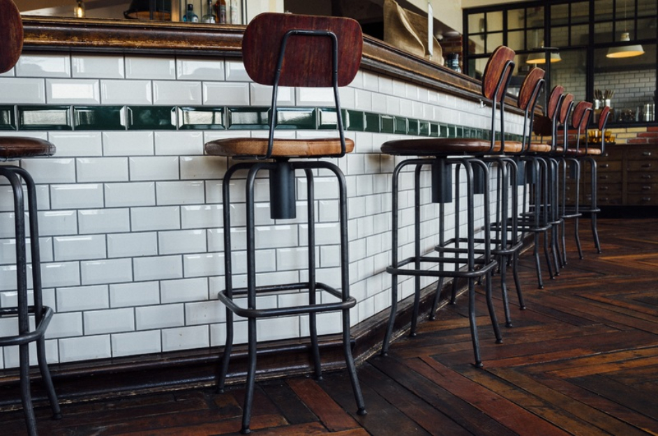 SECCIÓ. La barra del bar amb Adrià Attardi i Iu Andrés