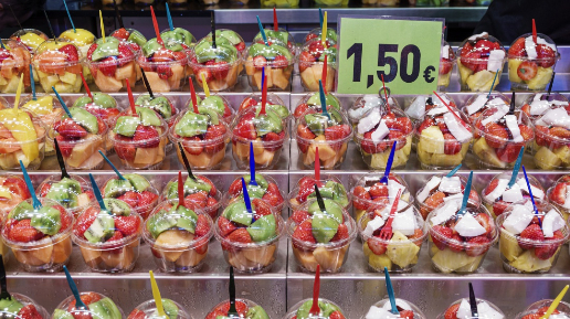 Los peligros de consumir frutas peladas y cortadas