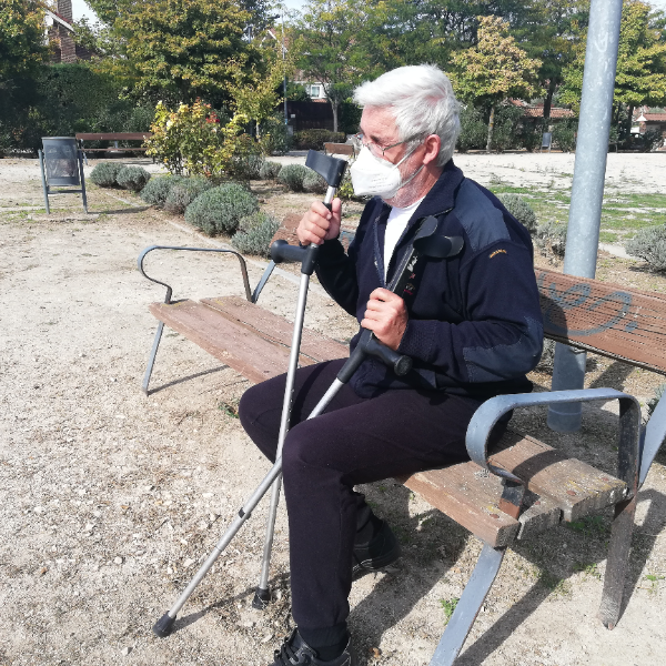Historias de Seve | La vida con COVID persistente: diez mil pastillas después y un paseo con muletas por el parque