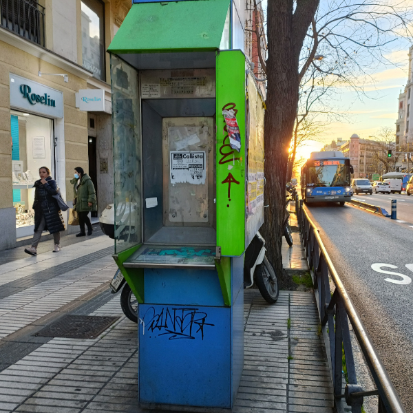 Historias de Seve | Un día en una cabina telefónica viendo pasar la vida de largo