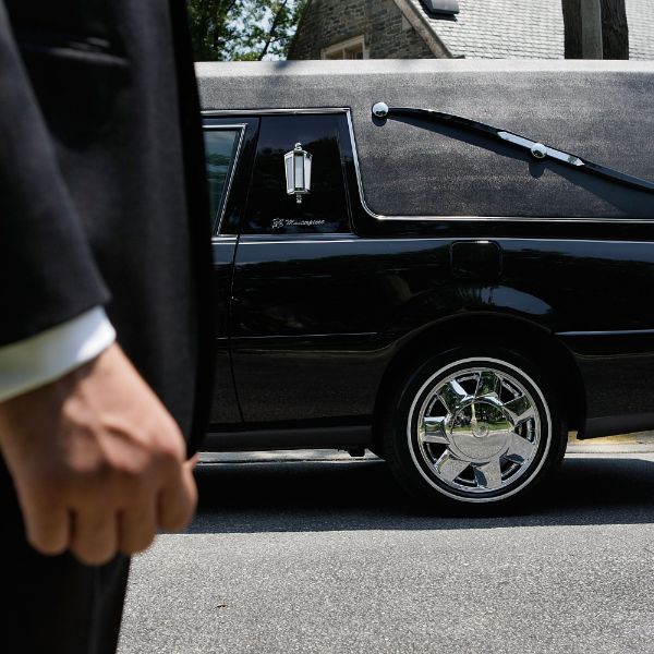 Imagen de Con la muerte al volante: cómo es vivir en un coche fúnebre