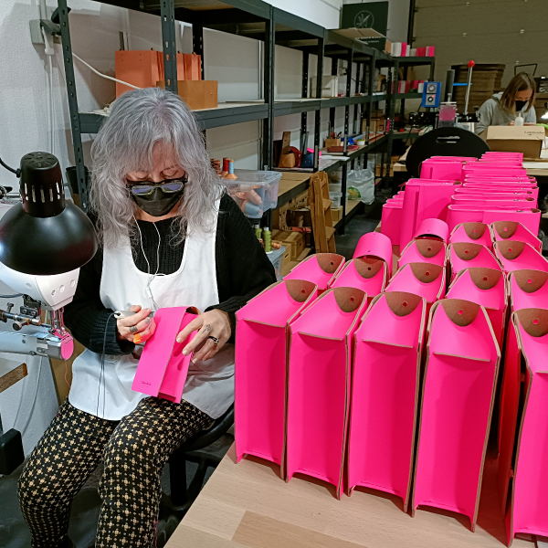 Historias de Seve | Las adversidades del taller de bolsos 'Labienhecha': triste instantánea de la pequeña empresa