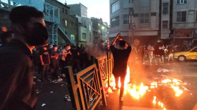 Mediss Tavakkoli: "No sabes qué puede hacerte el Gobierno: puede secuestrarte, ejecutarte o puedes morir de un accidente de tráfico en la calle" episode artwork