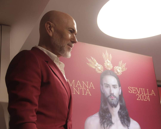 Salustiano: "El Cristo de mi cartel es tan blanco, tan atleta y tiene tan poca ropa como los de la Semana Santa" Salustiano: "El Cristo de mi cartel es tan blanco, tan atleta y tiene tan poca ropa como los de la Semana Santa"