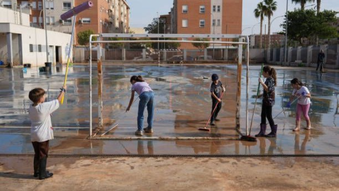 La mitad de los colegios valencianos reabren este lunes: una psicóloga explica las pautas para cuidar la salud mental de los niños tras la DANA