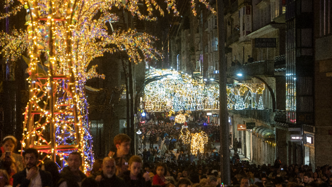 El efecto polilla y la carrera por las luces navideñas: cómo la Navidad se ha convertido en la fiesta del consumo