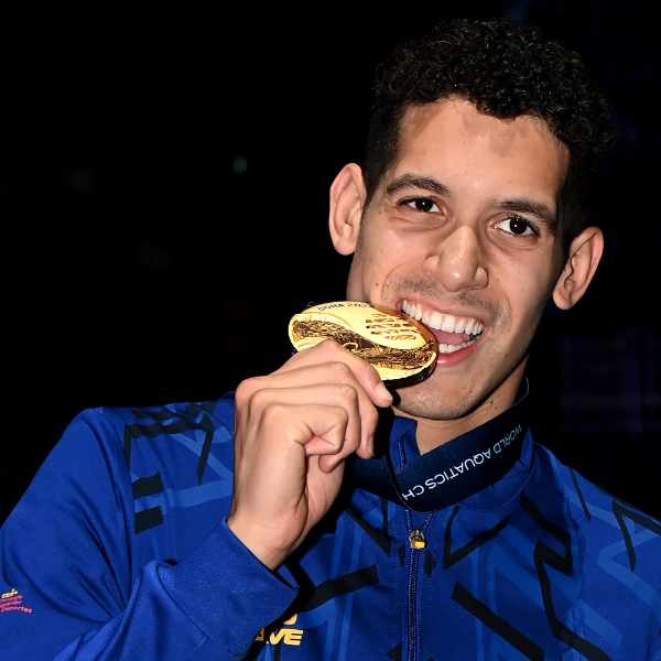 Imagen de Hugo González, campeón del mundo en 200 metros espalda: 