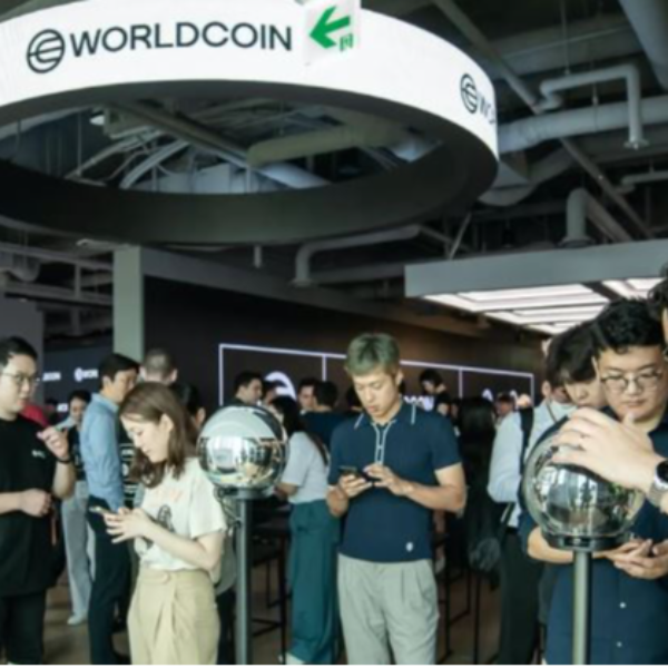 Imagen de La AEPD prohíbe a Worldcoin seguir recopilando datos del iris 