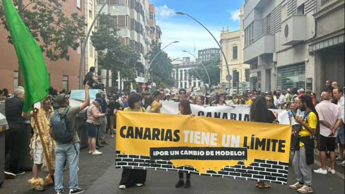 Miles de personas inundan las calles de Canarias para reivindicar el ...