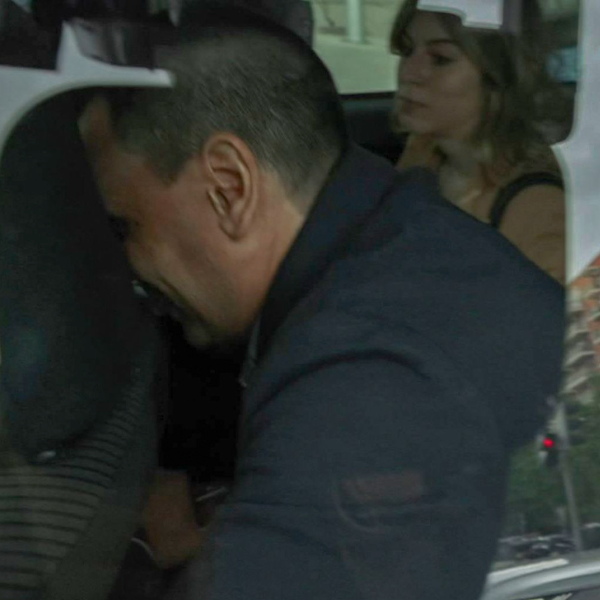 Imagen de Con peluca y escondiéndose detrás de las columnas: así ha sido la llegada del novio de Ayuso a los juzgados