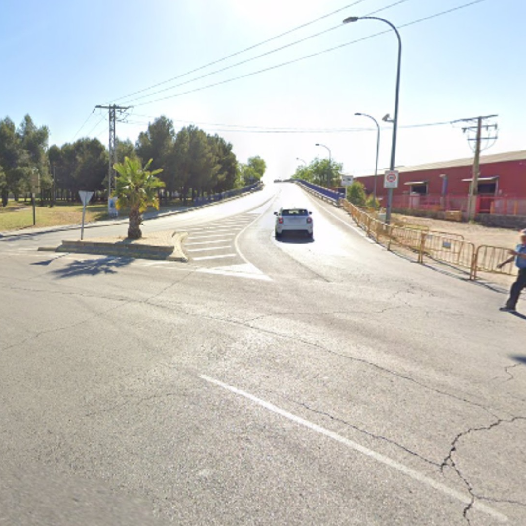 Imagen de Sara Hernández, alcaldesa de Getafe, anuncia el proyecto de eliminación del puente en la calle Fundidores junto a Corrugados