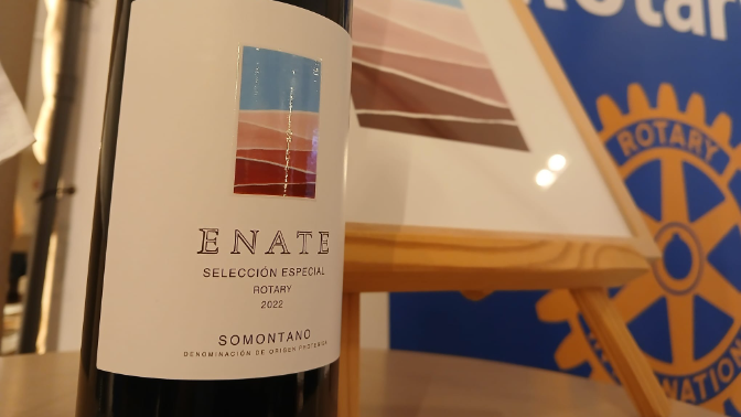 Imagen de María Azuara, autora de la etiqueta del vino
