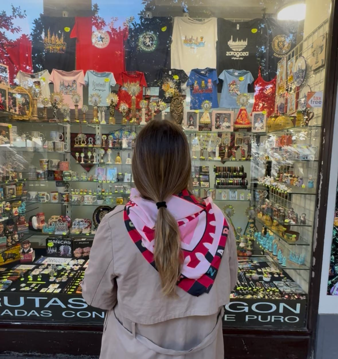 Imagen de que 'hacen posible' las fiestas del Pilar: Turistas, tiendas de indumentaria y de recuerdos de Zaragoza