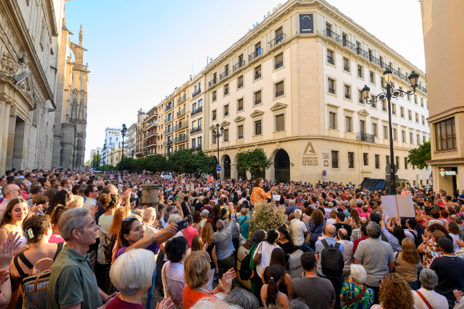 Ángela Claverol: "Seguiremos en pie por defender nuestra salud y nuestras vidas"