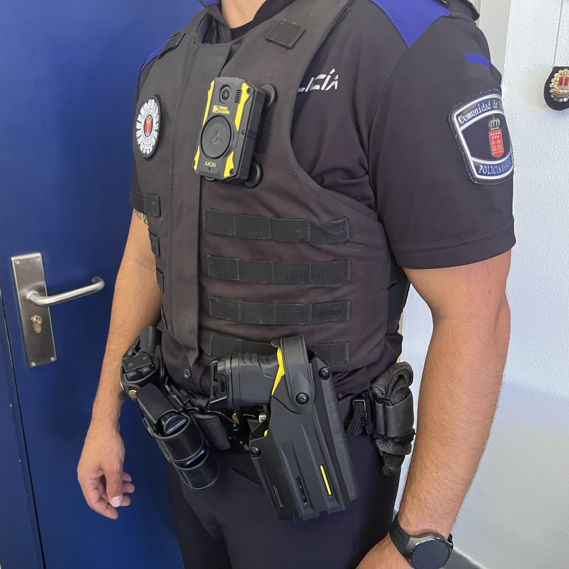 Imagen de Sara Fernández, edil de Seguridad de Humanes de Madrid, repasa la incorporación de cámaras y una pistola táser para la Policía Local