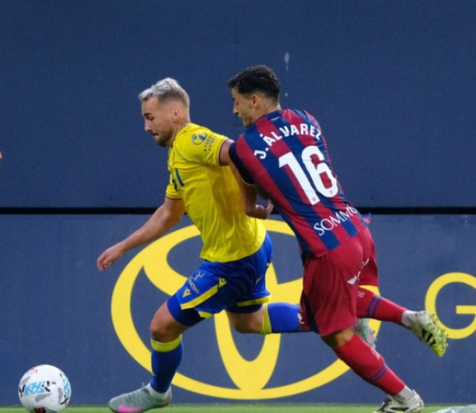 Imagen de Jesús Álvarez en el análisis de la derrota del Huesca en Cádiz