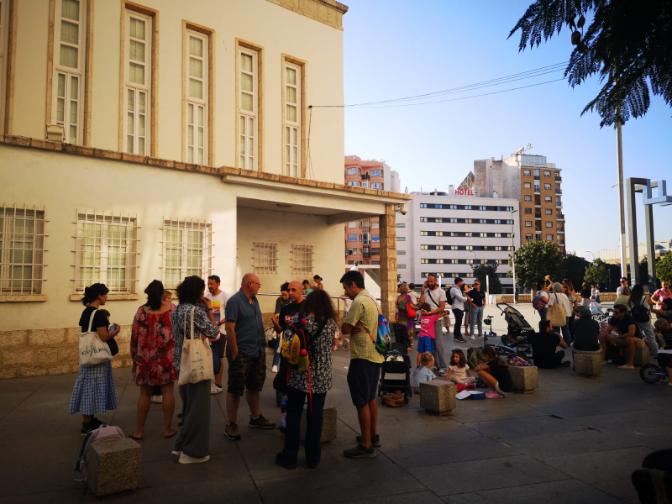 Las familias del colegio García Lorca reclaman un parque infantil y más seguridad en la explanada del antiguo CAC de Málaga