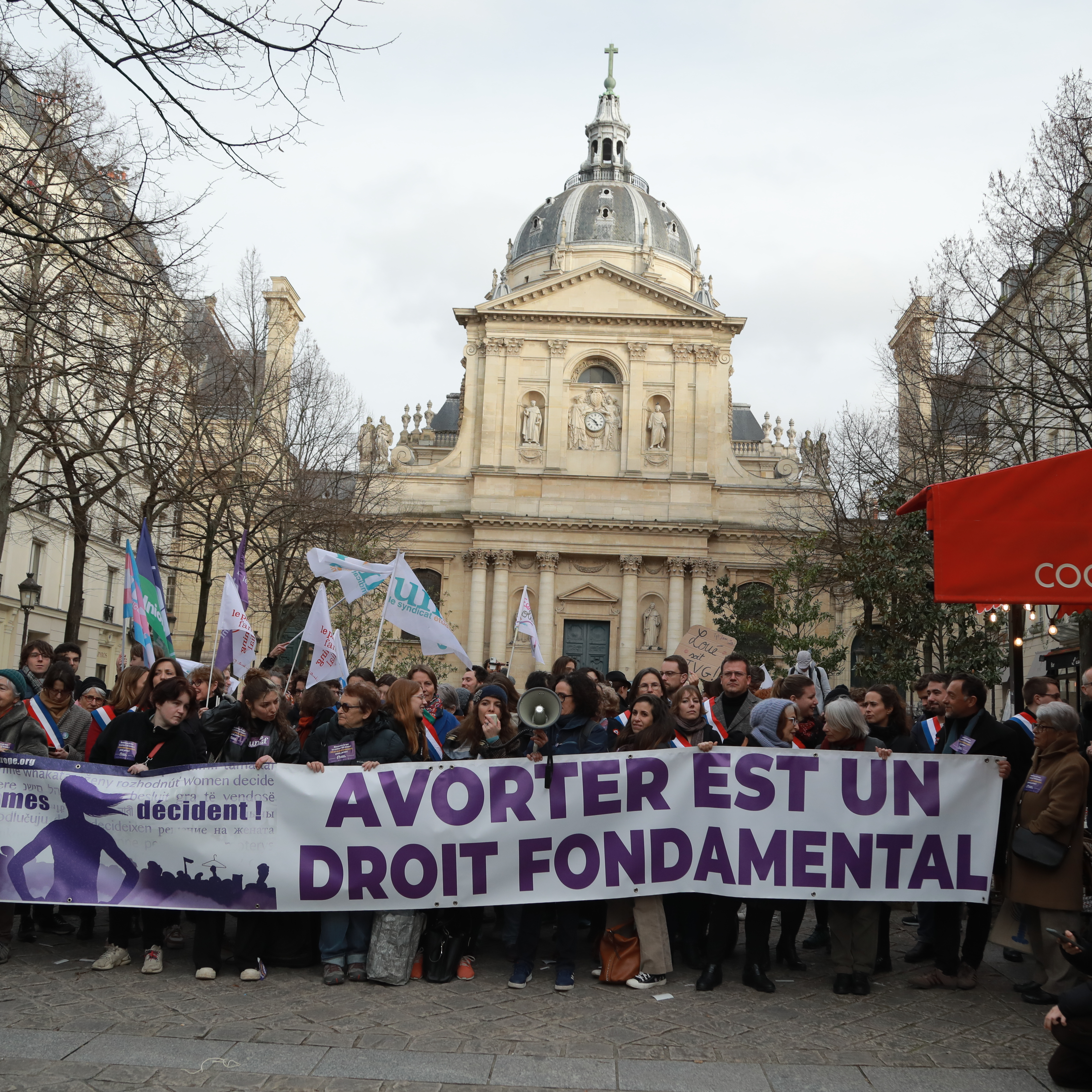 El aborto en la Constitución: del consenso histórico francés a la pelea política española