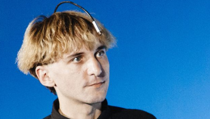 Imagen de El primer cyborg de la historia, Neil Harbisson, revela las sorprendentes capacidades que le permite su implante: 