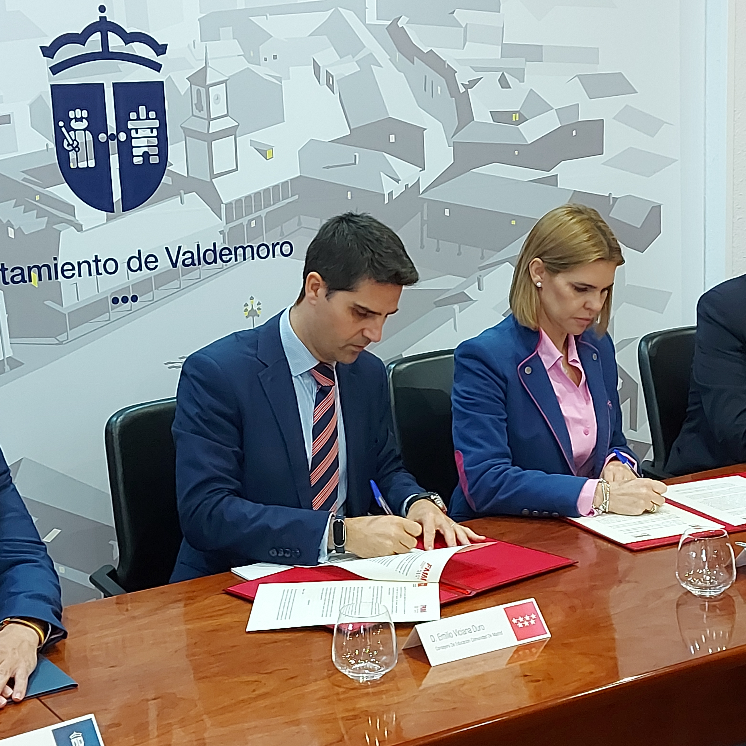 Emilio Viciana, consejero madrileño de Educación, y David Conde, alcalde de Valdemoro, repasan el protocolo de prácticas en Ayuntamientos para alumnos de FP