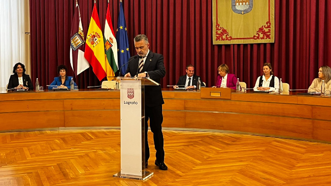 La oposición tacha de "vacío" y "repetitivo" el discurso de Escobar y le reprocha la falta de soluciones para los problemas reales de Logroño