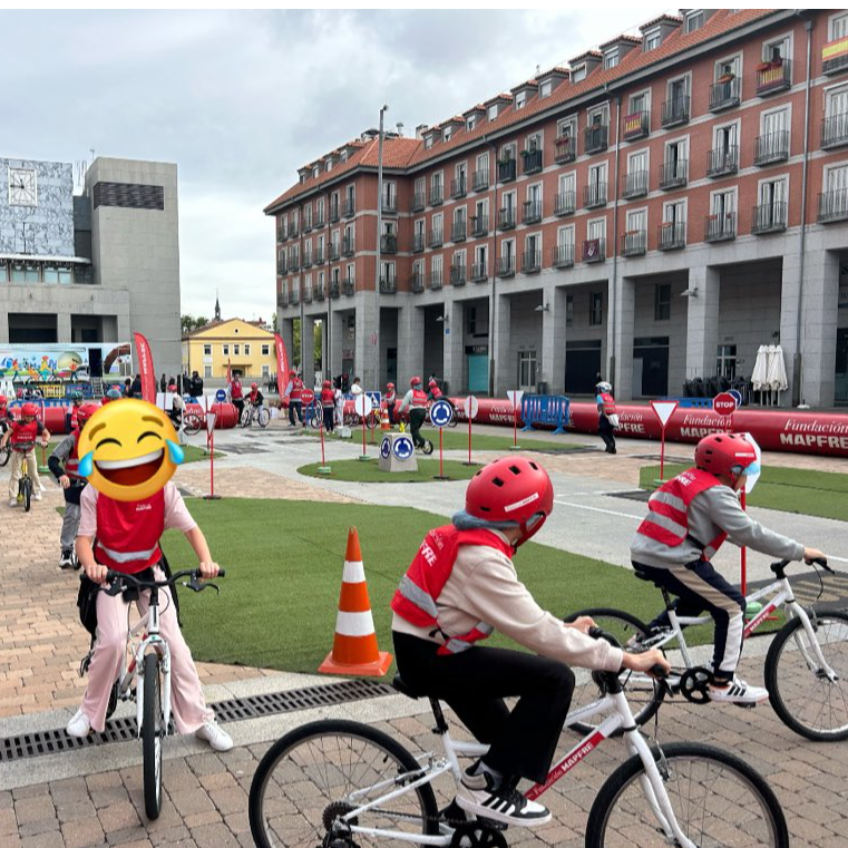 Imagen de La concejala de Seguridad Vial y Movilidad de Leganés, Almudena González, habla sobre la Caravana 'Plantea ODS' para prevenir accidentes de tráfico y en el hogar.
