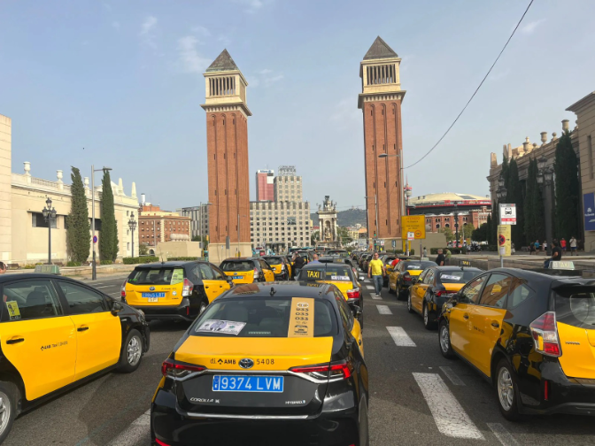 Élite Taxi desconvoca la vaga d'avui per l’acord comercial entre el Barça i Uber