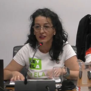 La primera llamada del día con María García, cónyuge y cuidadora de una persona con ELA