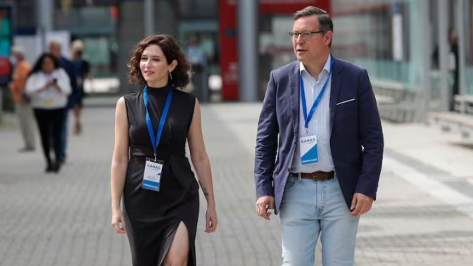 El 'número dos' de Ayuso carga al Ayuntamiento de Madrid el salario de su jefe de Gabinete y de una asesora de prensa