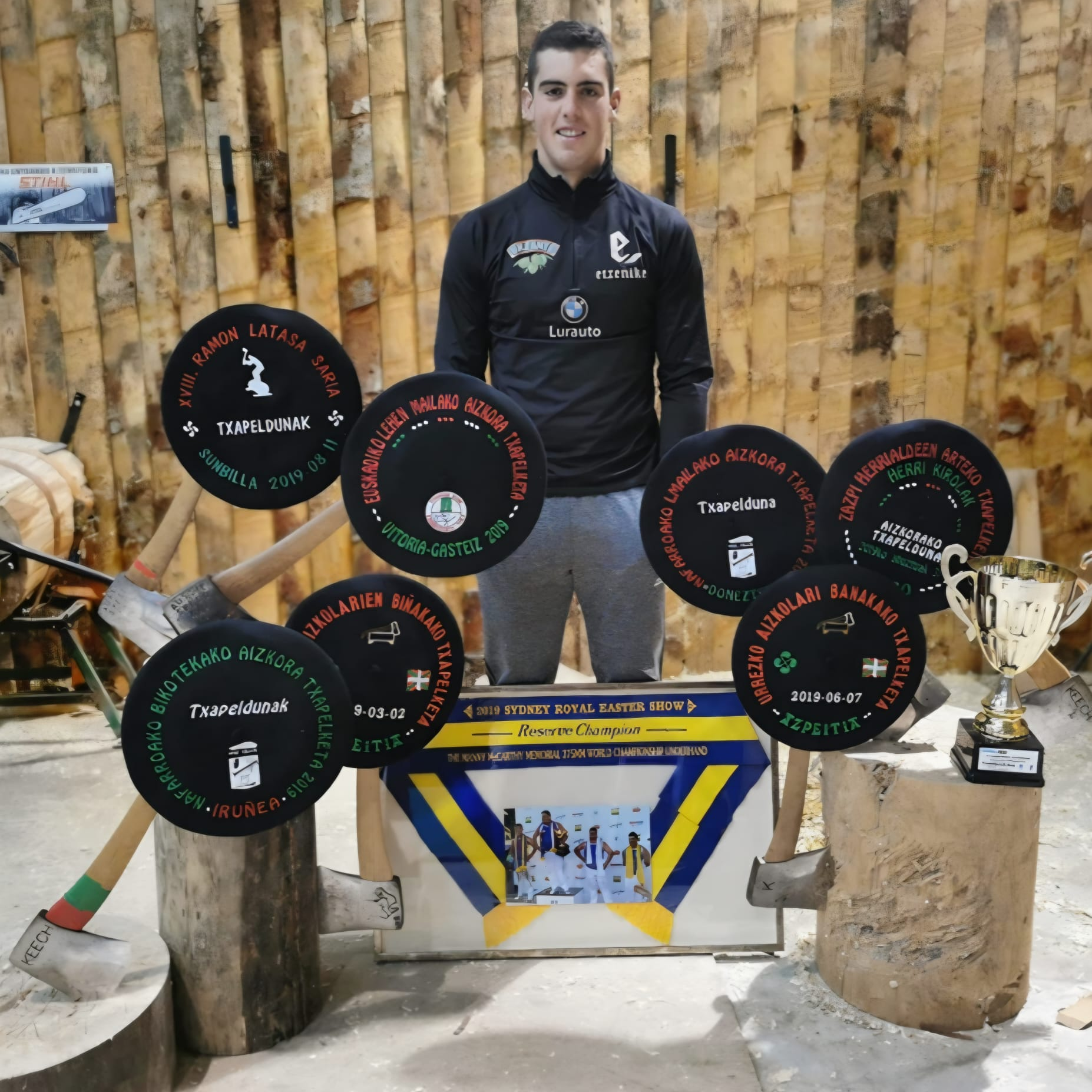 El aizkolari número 1 el navarro Iker Vicente ante su nueva apuesta, dando ventaja, antes de volver a Australia a intentar ser campeón del mundo