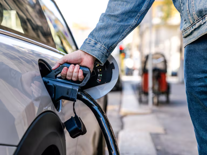 Patronal y sindicatos en Aragón advierten: el calendario europeo para eliminar el coche térmico en 2035 es "inviable" - Hora 14 Aragón (26/10/2025)