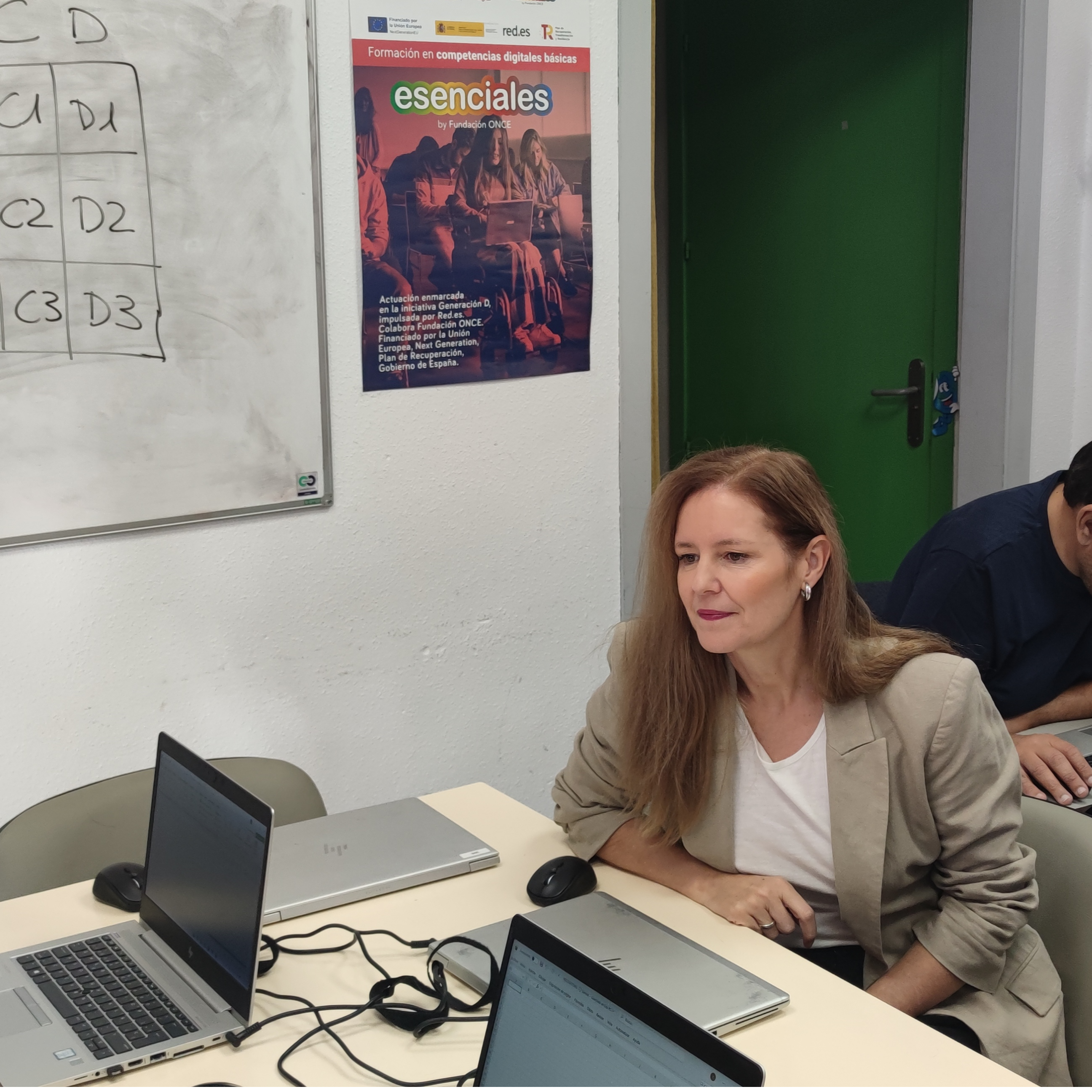 Ana Dávila, consejera de Asuntos Sociales de la Comunidad de Madrid, habla del curso para reducir la brecha digital en personas con discapacidad intelectual que se imparte en un centro ocupacional público de Fuenlabrada.