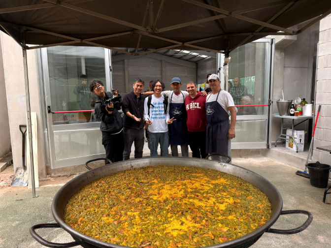 Una televisión japonesa acude a la paella gigante de Almiserà