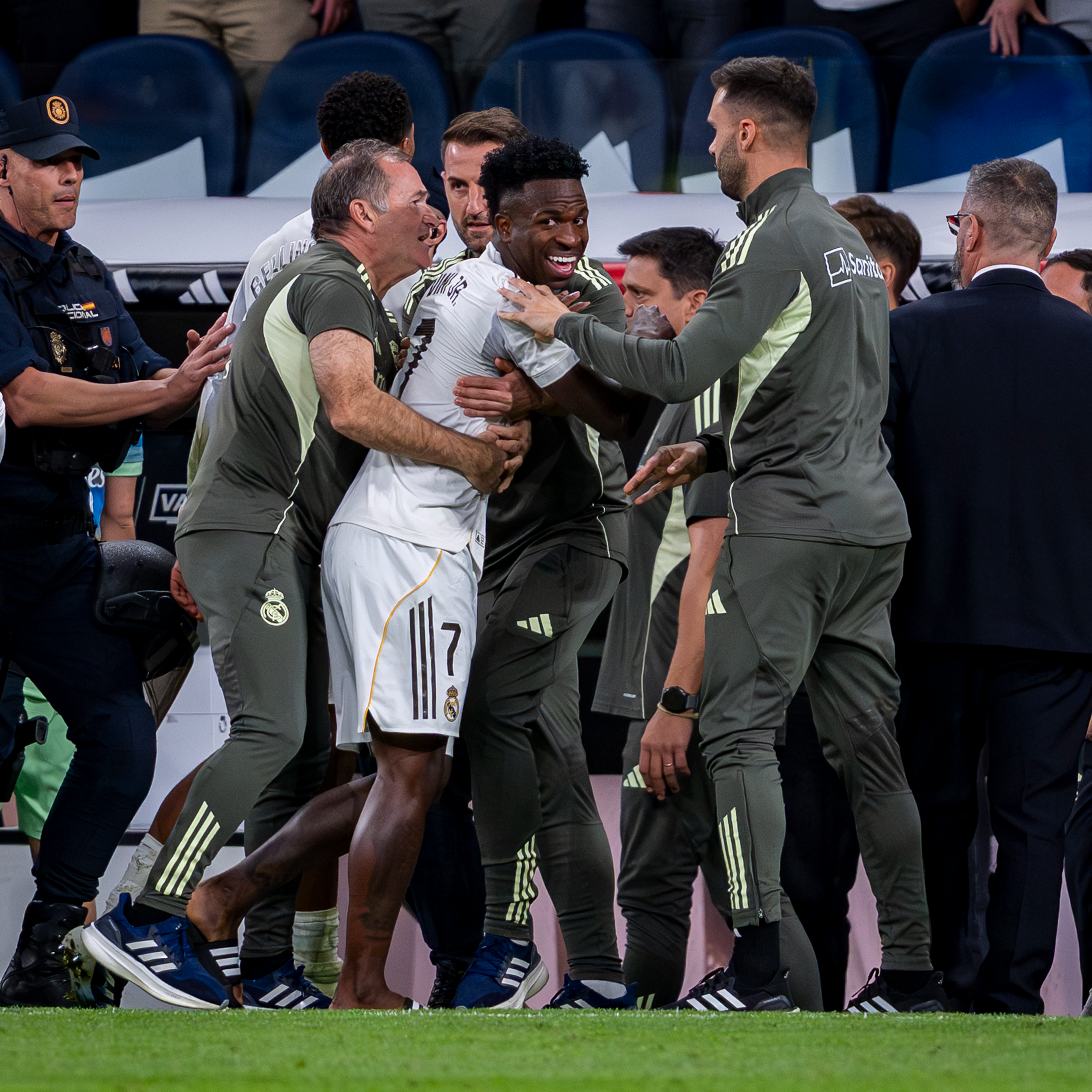Álvaro Benito recuerda lo primero que le dijeron al llegar al Real Madrid con 12 años y por qué Vinicius debería grabárselo a fuego Álvaro Benito recuerda lo primero que le dijeron al llegar al Real Madrid con 12 años y por qué Vinicius debería grabárselo a fuego