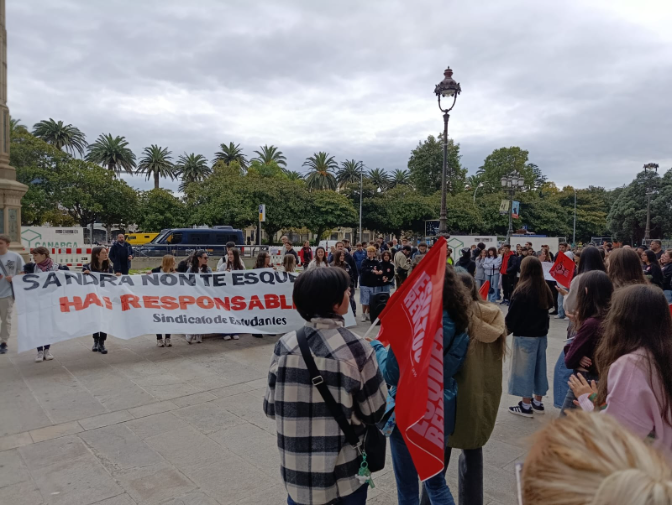 Huelga educación en A Coruña: Laura Arroxo, Secretaria de nacional CIG-Ensino y Raquel Bahamonde, sindicato de estudiantes