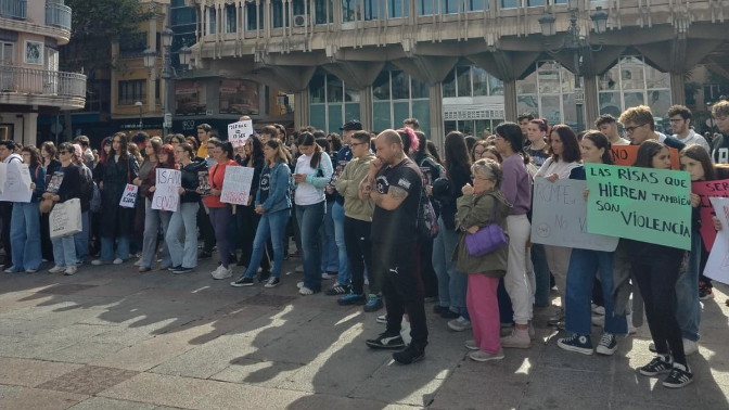 Los estudiantes de Ciudad Real se suman a las concentración para decir "basta ya" al bullying Los estudiantes de Ciudad Real se suman a las concentración para decir "basta ya" al bullying