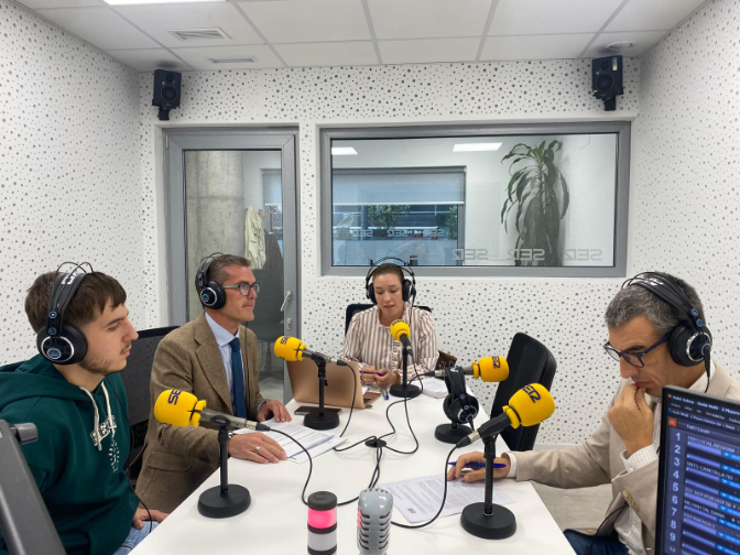 Imagen de Cánticos contra Carlos Mazón en la concentración del 29 de octubre en la Plaza Mayor de Castellón