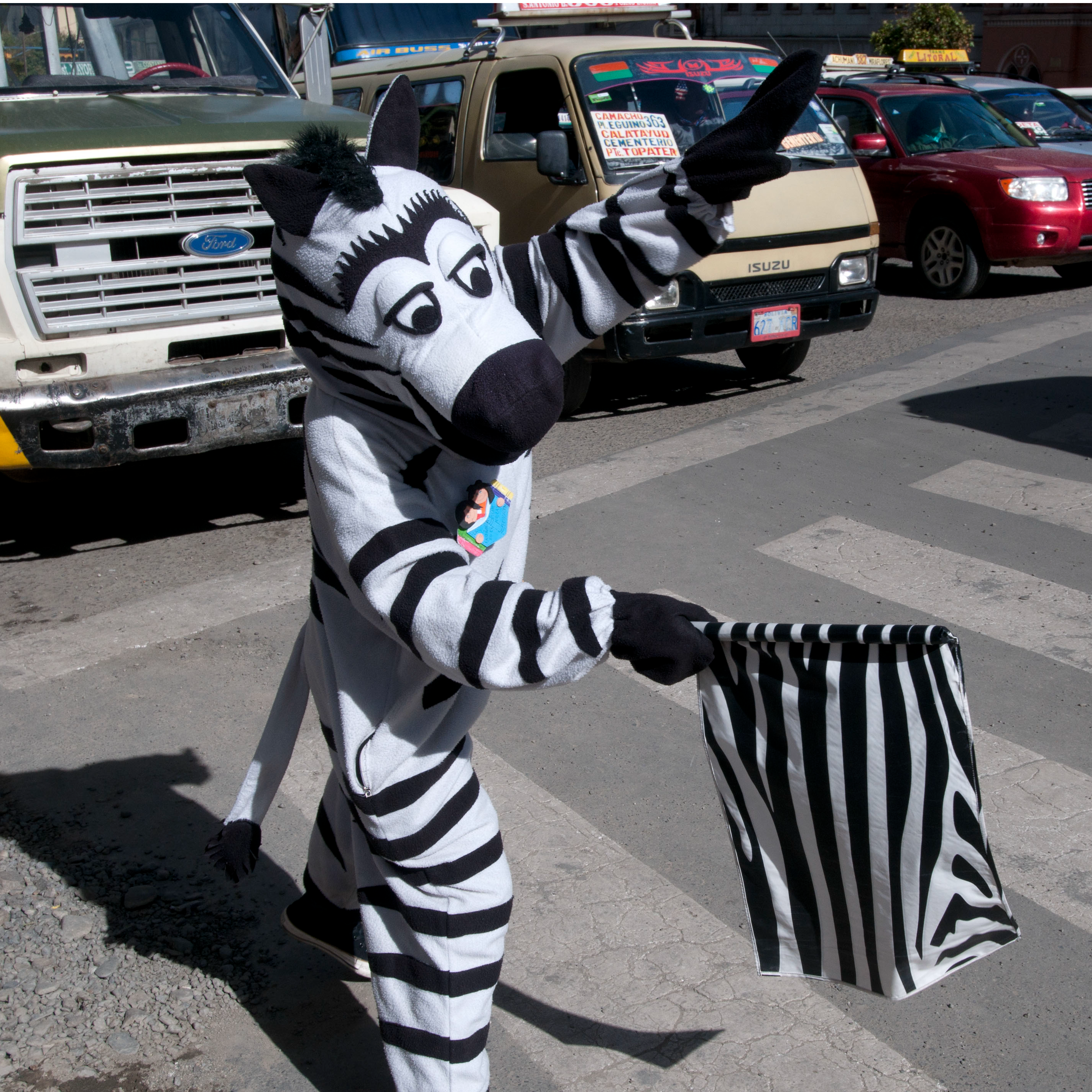 En la otra orilla | Así son las cebras que controlan el tráfico en La Paz, Bolivia