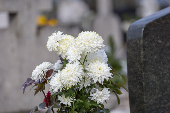 Imagen de Taula rodona sobre la mort (Amb Jaume Echaurren, director general d'Áltima, Anwar el Amrani González, tanatopractor i Núria Isern, exmaquilladora experta en tanatopràxia)