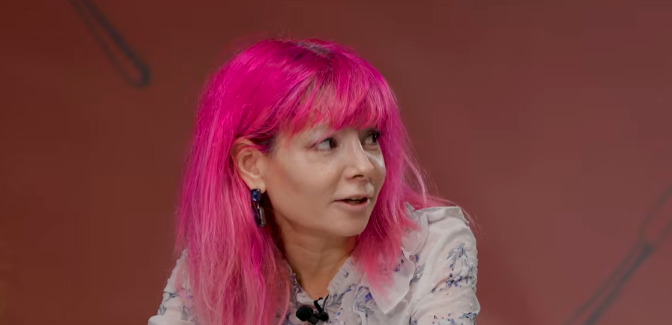 Perder el trabajo o arriesgar la vida: el dilema de la guionista Diana Aller en una fiesta sin control a bordo de un avión