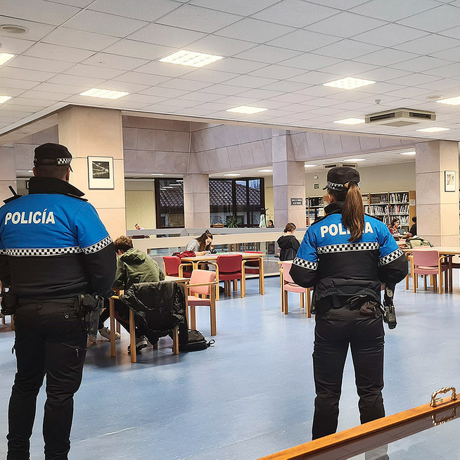 Imagen de Los sketches de La Biblioteca de Hoy por Hoy | La policía precinta y clausura la Biblioteca de Don Asensio en Hoy por Hoy