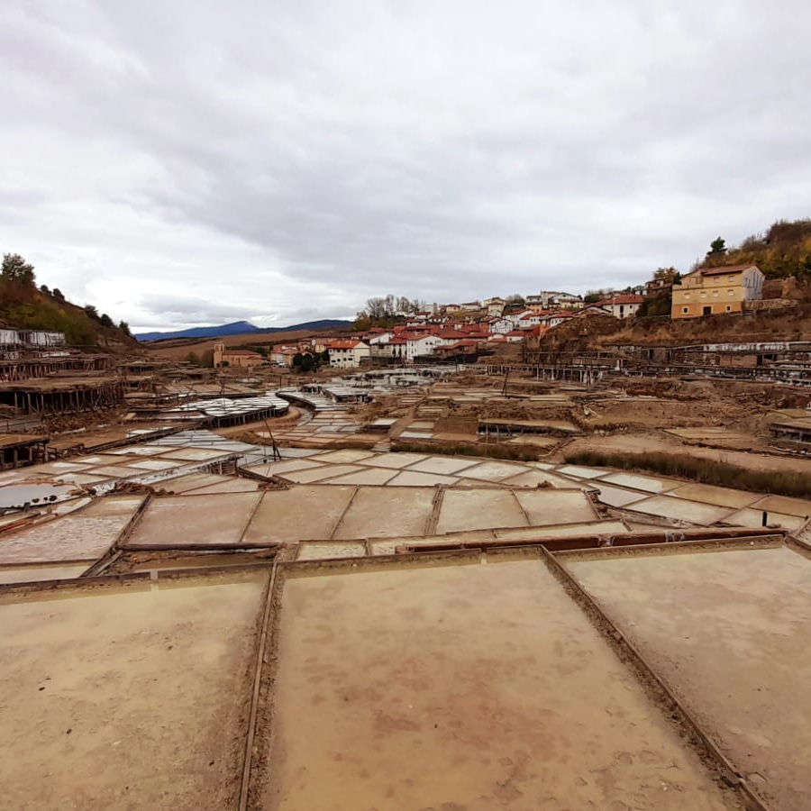 Imagen de 'La Ventana' desde el Valle Salado de Añana, en Vitoria