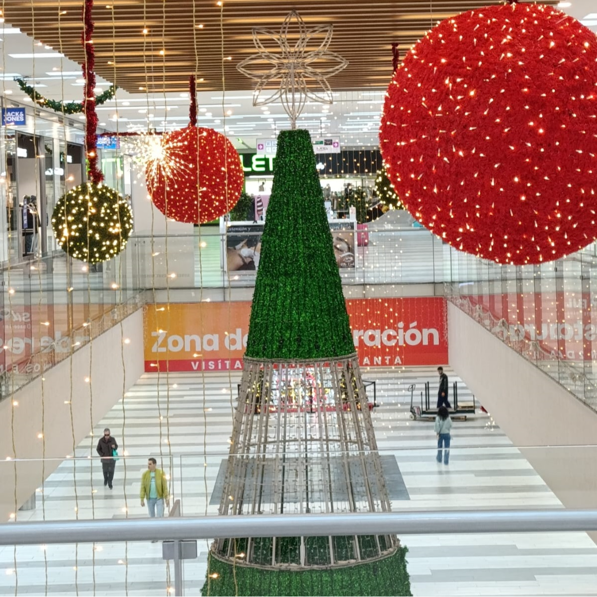 Hablamos de la Navidad en Sambil Leganés con De ello hemos hablado con Hayrel Belisario, gerente, y Sandra Domínguez, directora de Marketing