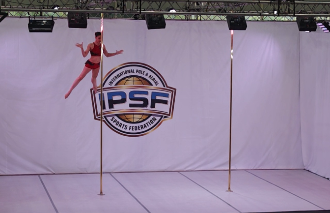 Estefanía Arroyo, tricampeona de España en Pole Sport: ''Es un deporte minoritario y estigmatizado, pero se requiere mucha flexibilidad, fuerza y coordinación''