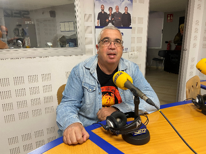 Nos dejamos 'llevar al huerto' en un paseo por acantilados de Ibiza con vistas de vértigo