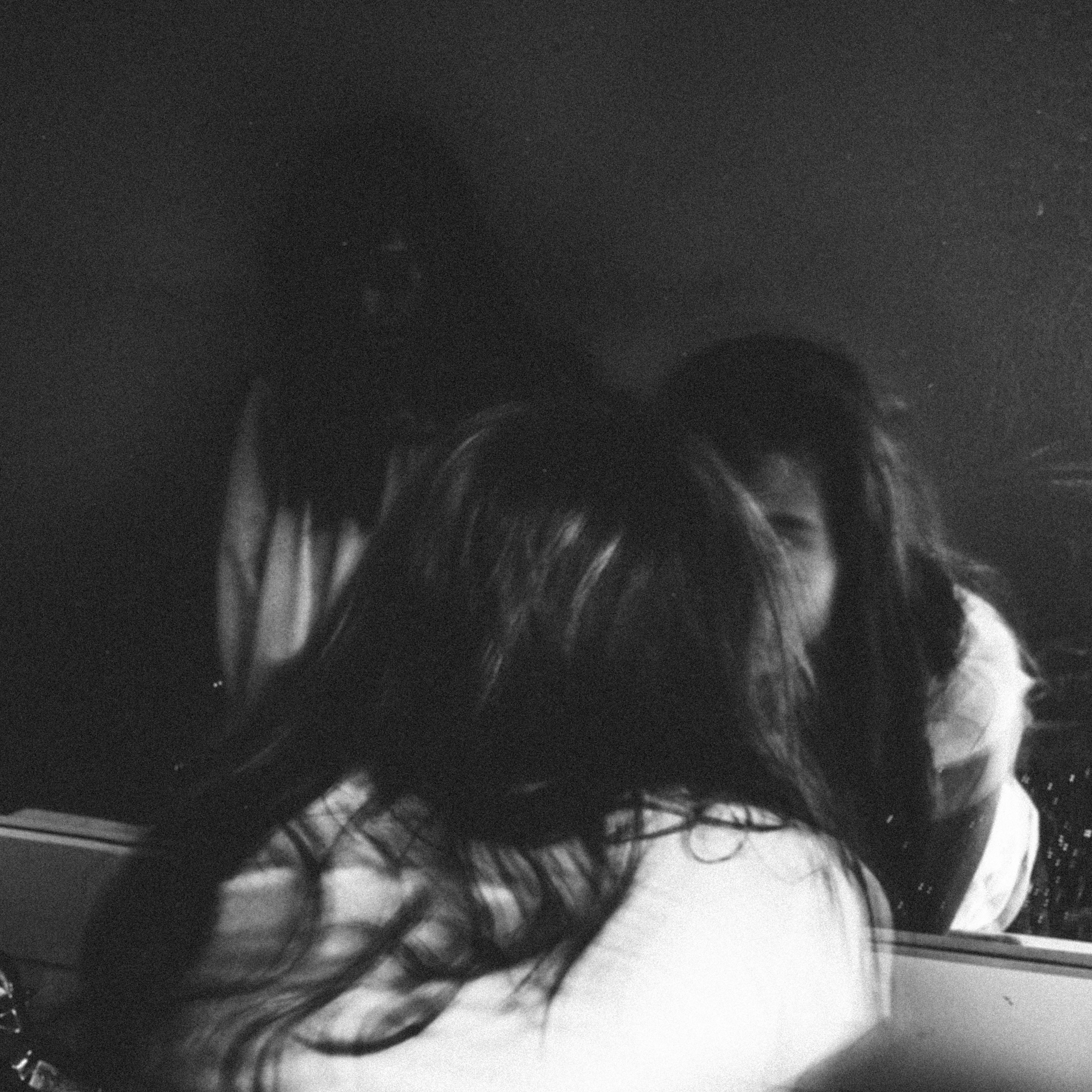 Qué hay detrás de la estafa de los fantasmas atrapados en el espejo: "La maldad de todo esto es importante"