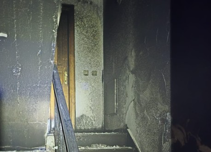 Noche de pánico en Arrecife: Cinco intoxicados y vecinos atrapados tras un incendio en un edificio