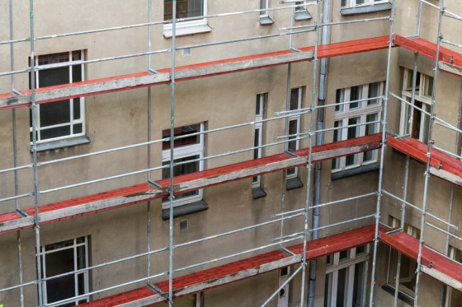 Un parque envejecido, precios al alza y trámites lentos condicionan la rehabilitación de viviendas en Málaga